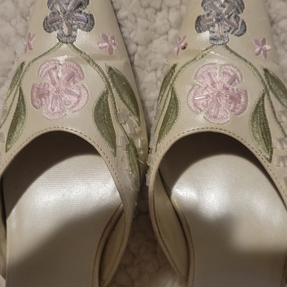 WOMENS PIERRE DUMAS LEATHER POINTED TOE CREAM FLORAL HEELS W/ ANKLE STRAP SZ 7.5 - Picture 14 of 16